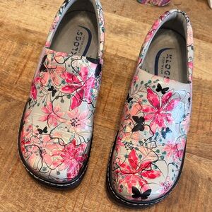 Klogs Women's Slip-On  in Pink and Gray, super comfort 9.5 non-slip